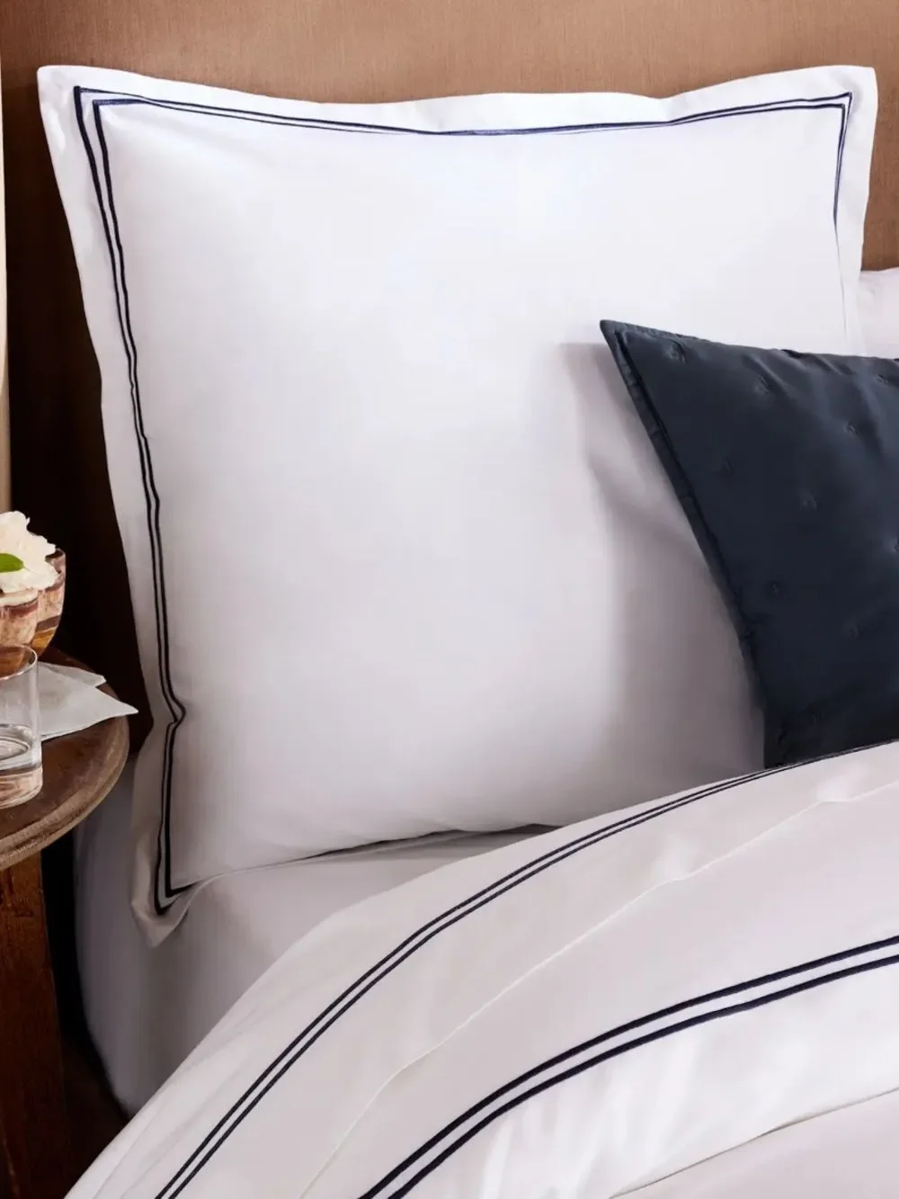 NWOT Quince Organic Crisp Percale  Euro Sham White w/Navy Double-Needle Border!